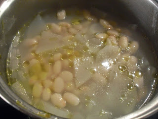 Cocción de judías blancas con cebolla y laurel
