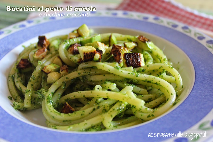 A cena da wanilla Bucatini al pesto di rucola e zucchine croccanti
