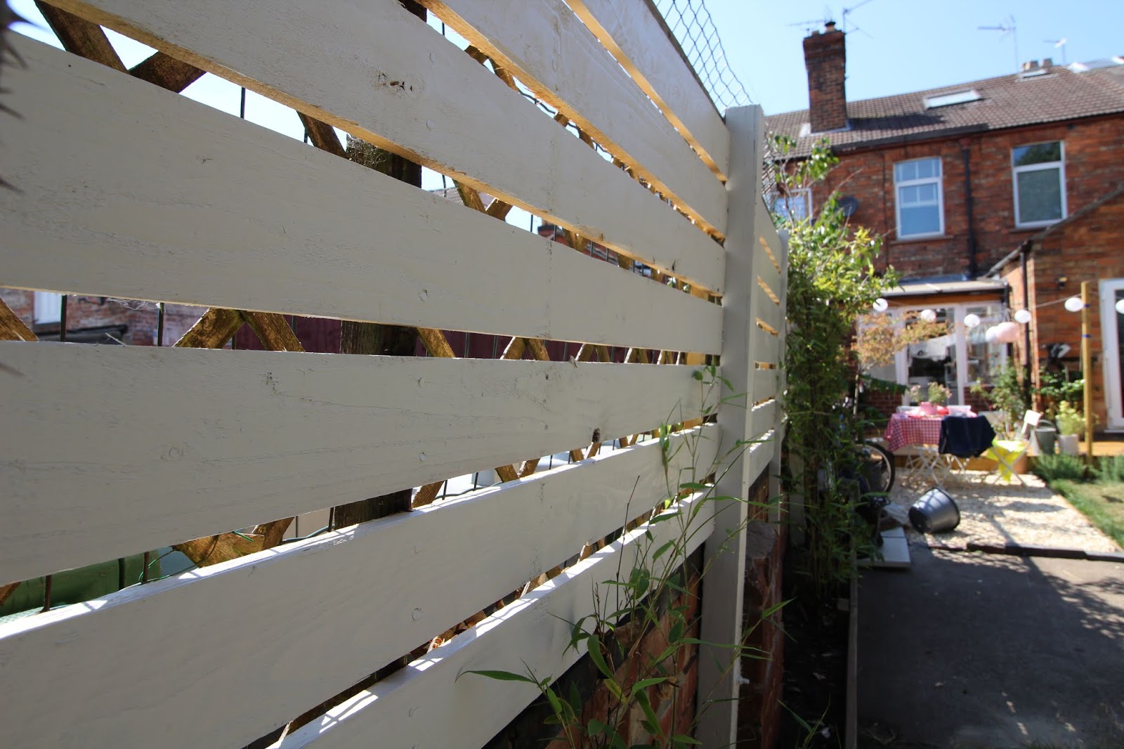 DIY How to Create a Slat Fence with Pallet Wood - Kezzabeth | DIY