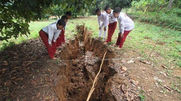 FOTOS: aparecen grietas en Indonesia. FOTOS: aparecen grietas en Indonesia.