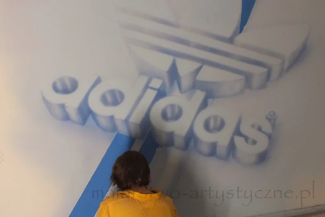 Artystyczne malowanie ściany w sklepie z obuwiem sportowym firmy king sport, malarstwo ścienne, Warszawa