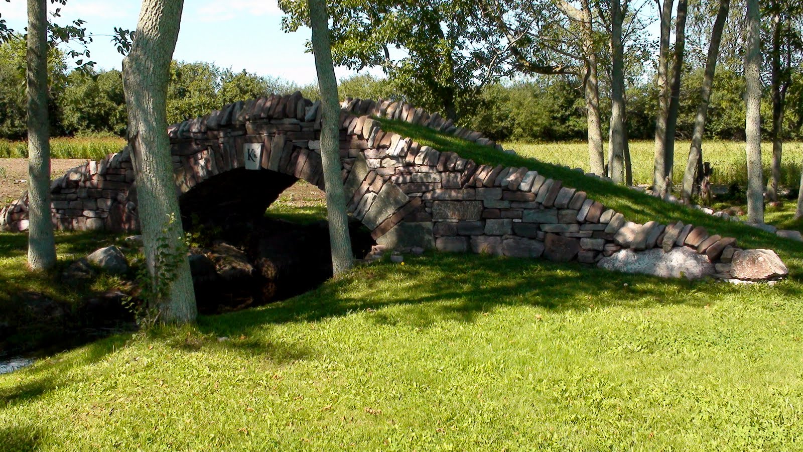 Stone bridge built without cement.