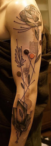 Um maravilhoso olhar avant-garde manga da tatuagem. O design desempenha aí com floral e portal formas e também empresta conceitos de francês desenhos inspirados. (Foto: Fontes de imagem)