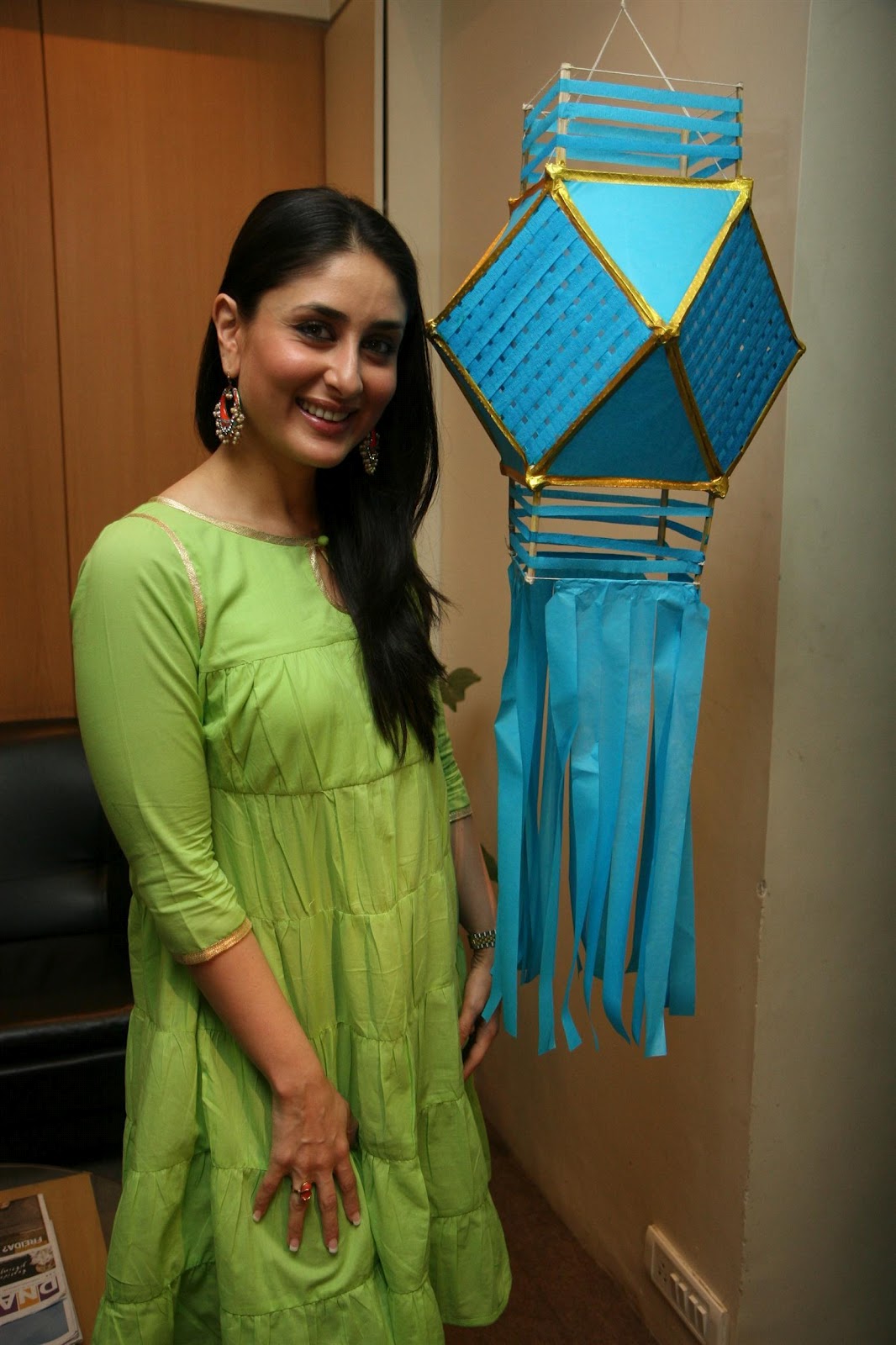 High Quality Bollywood Celebrity Pictures: Kareena Kapoor Beautiful In Green Dress With Diwali