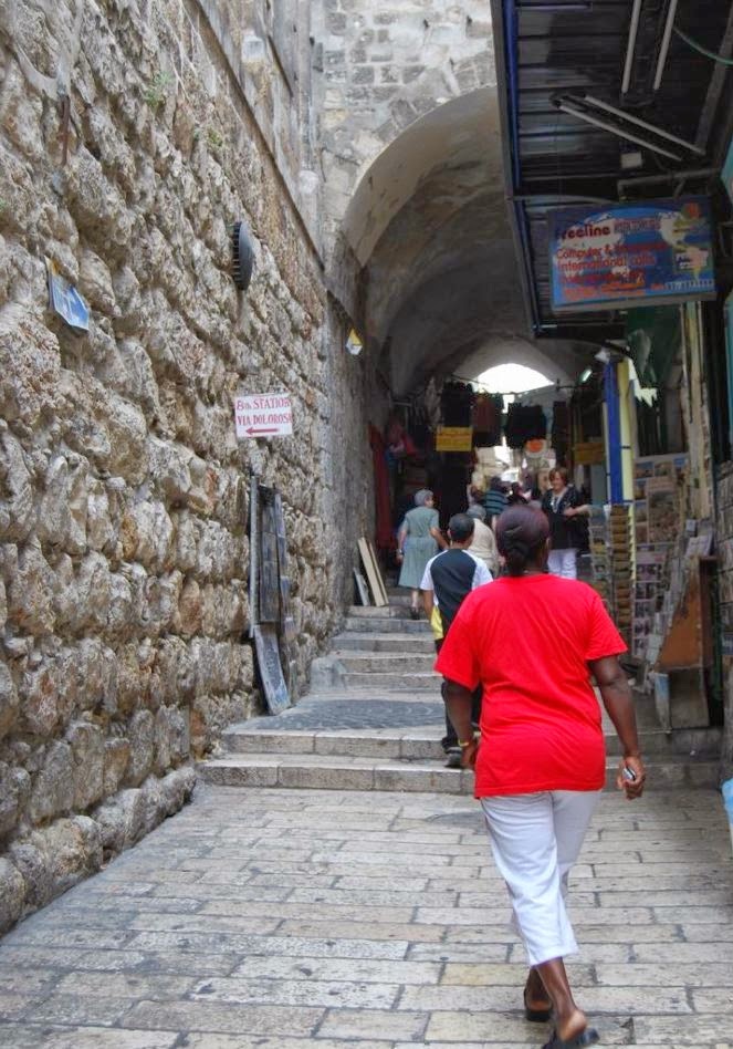 Виа долороза крестный путь иерусалим. Иерусалим виа долороза. Пасхальный иерусалим виа долороза. Как переводится виа долороза. Виа долороса – дорога скорби.