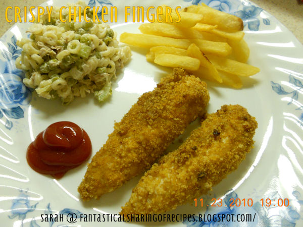 Crispy Chicken Fingers // These simple chicken fingers are super crunchy, crispy, and addictive! #recipe #chicken #foodforkids #maindish