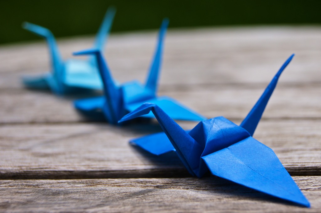 Фото журавля из бумаги. Японский Журавлик оригами. Оригами 100 журавликов. Японские Журавлики из бумаги. Японский бумажный Журавлик.