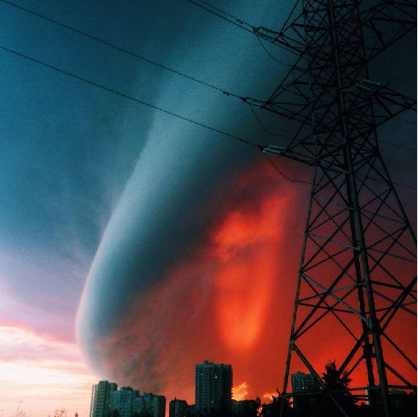 NUBE FUEGO ATEMORIZA A LOS CIUDADANOS DE RUSIA . NUBE FUEGO ATEMORIZA A LOS CIUDADANOS DE RUSIA .