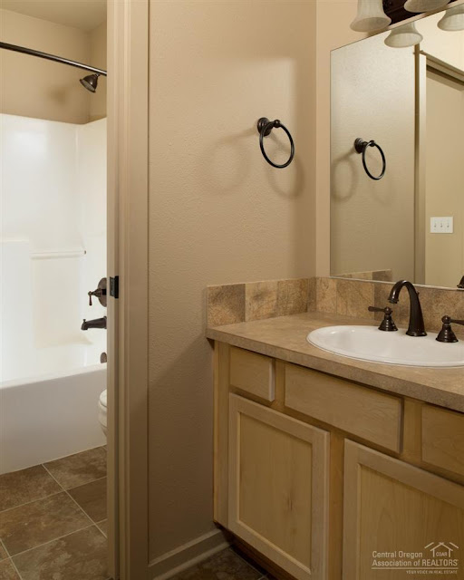 Bend Oregon Properties 248,500 Monterey Pines Townhome 3 bdrm/2 full