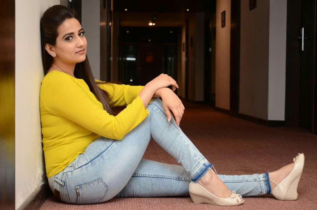 Indian Model Manjusha Hot Photos In Tight Blue Jeans Yellow Top