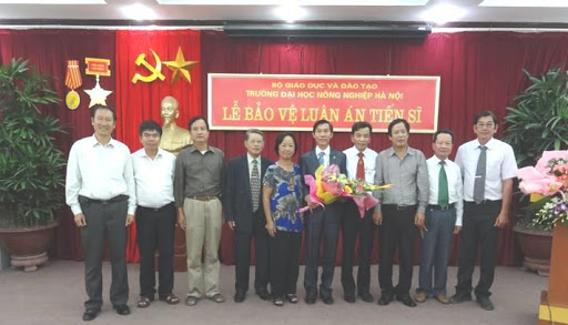 Trần Tấn Phương bảo vệ thành công Luận án Tiến sĩ về công trình lai chọn tạo lúa thơm ST (người cầm hoa).