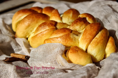 treccia di pan brioche alla cannella