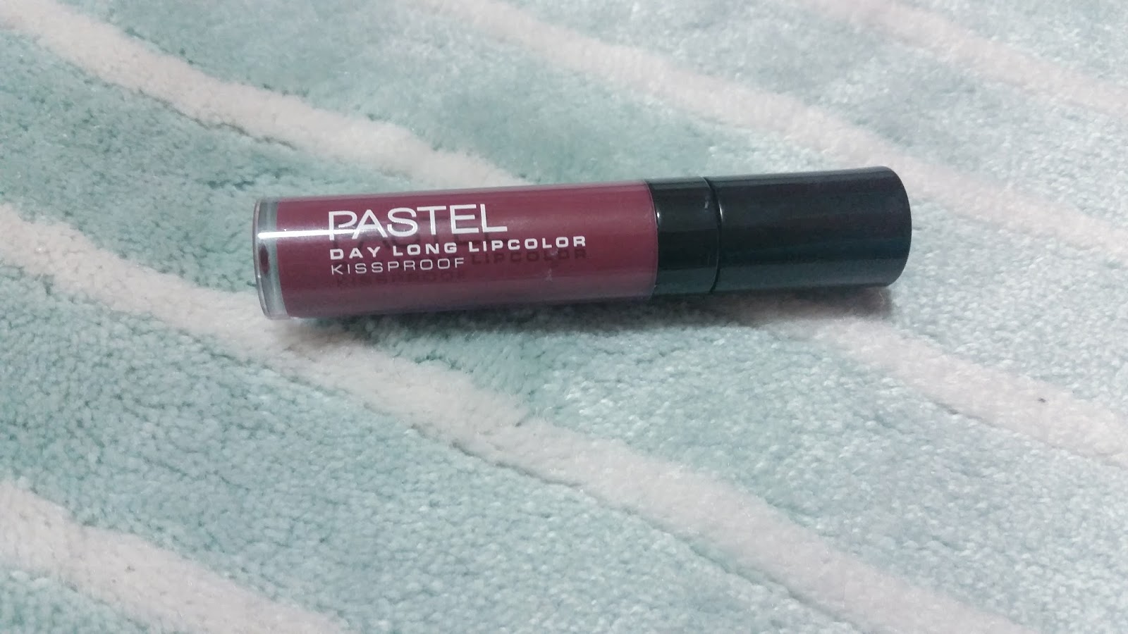 Помада фаберлик 40387 губная. Губная помада satin kiss фаберлик. Faberlic губная помада 4644. Беллапьер в спб помада жидкая помада с блестками. Фаберлик помада сатин кисс свотчи 40387.