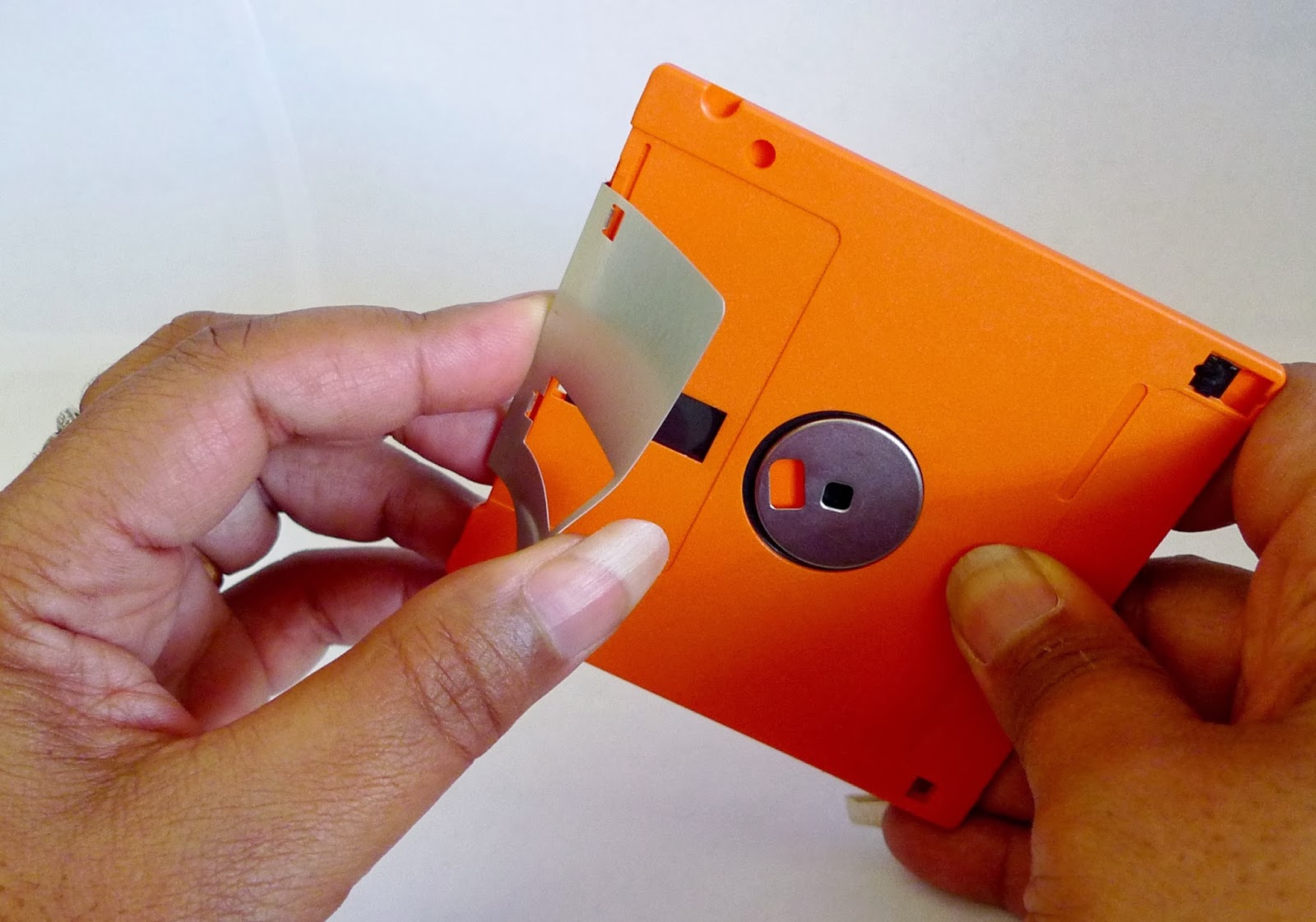 Recycle Old Things into New Floppy Disk Jewelry Chain Caddy