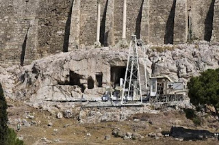 Τα αθέατα σπήλαια της Ακρόπολης που πραγματοποιούνταν πανάρχαιες τελετές.  