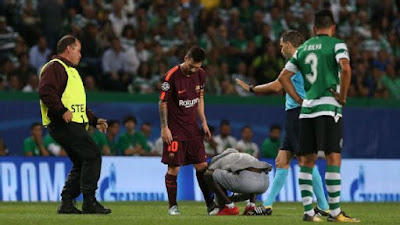 Fan kisses Lionel Messi boot on pitch Fan kisses Lionel Messi boot on pitch