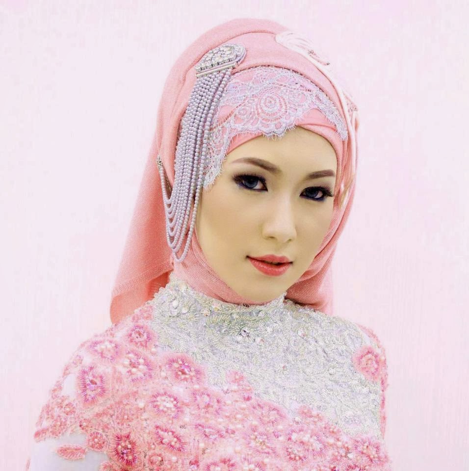 Хиджабе малайзия. Розовый хиджаб. Хиджаб modeli Dubai. Хиджаб Постер. Begi hicab.