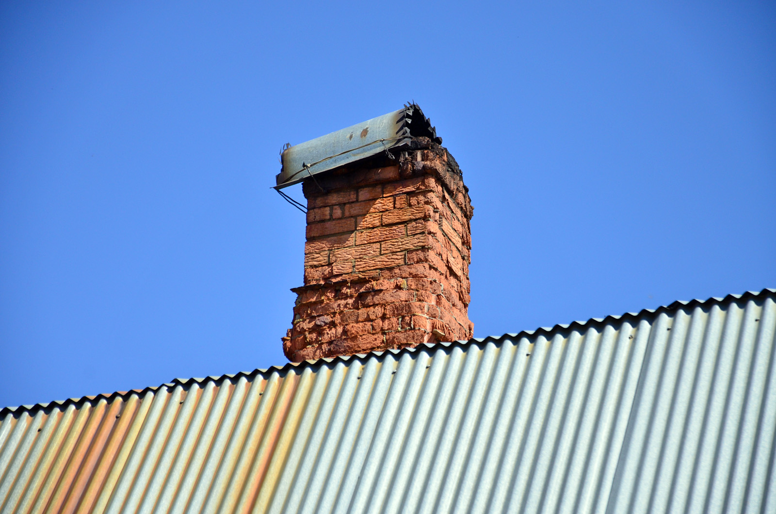 Дымарь на крыше дома