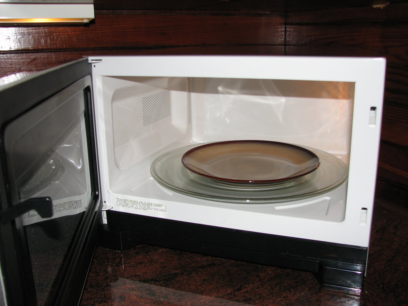 Eaton's E-Sale: SHARP Microwave Oven $40