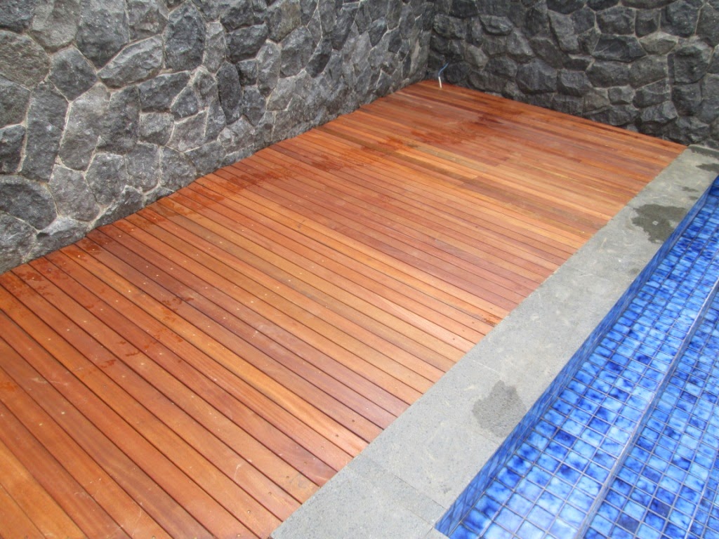 lantai kayu outdoor menggunakan bahan kayu bengkirai