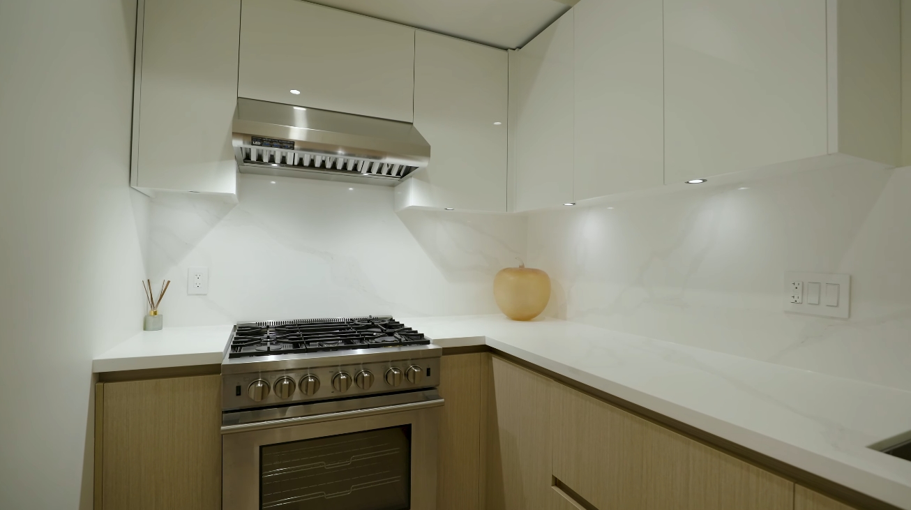 39 Photos vs. Edgemont Blvd, North Vancouver Luxury Home Interior Design Tour