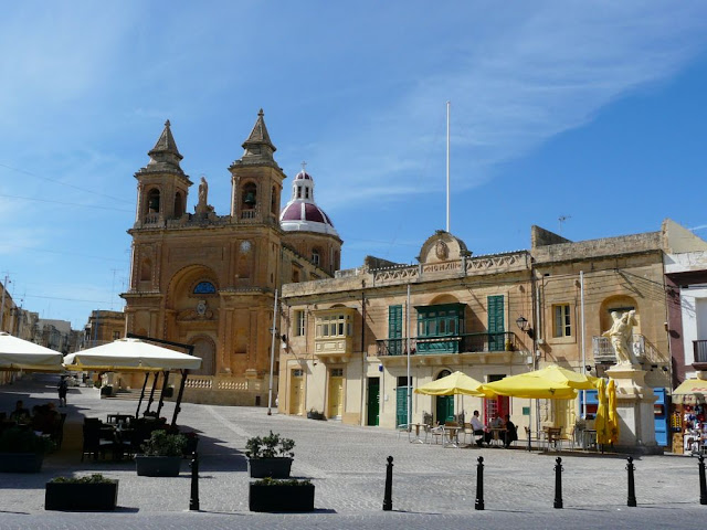 Główny plac i kościół w Marsaxlokk - Malta Główny plac i kościół w Marsaxlokk - Malta