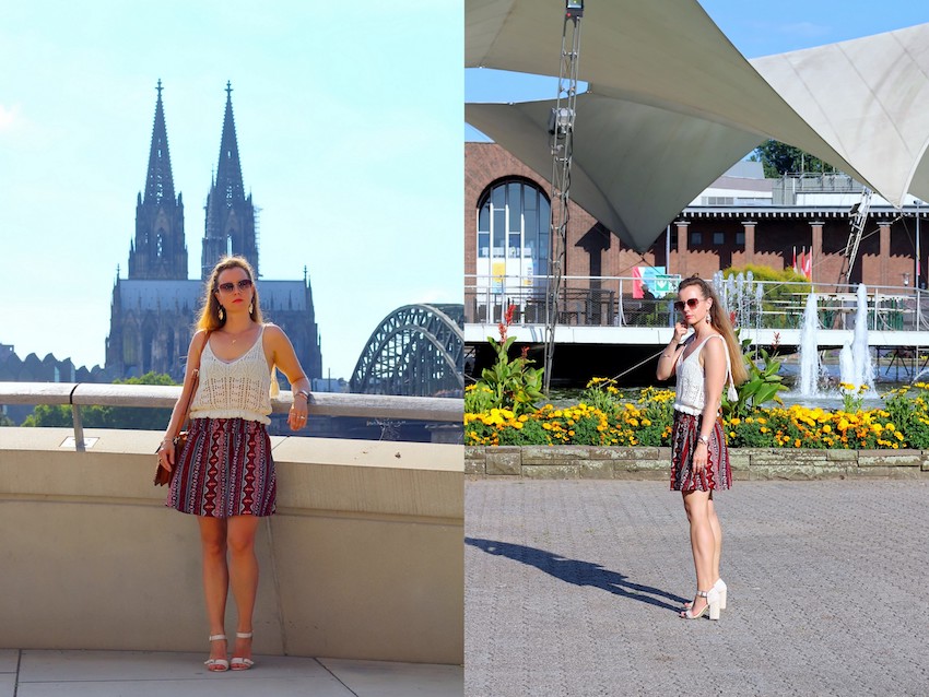 Sommeroutfit Mit Kurzem Stricktop Bunten Minirock Am Rheinufer