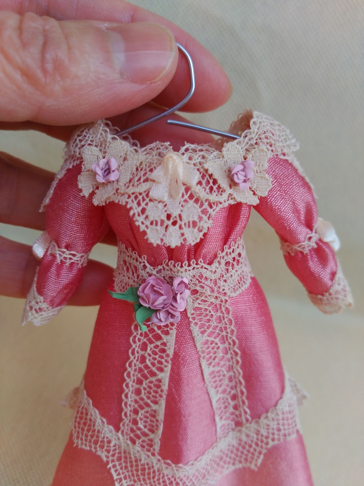 MIS RINCONES EN MINIATURA: Vestido en percha en rosa