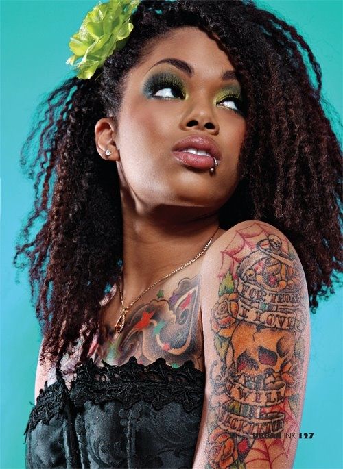 Una chica africana con tatuajes