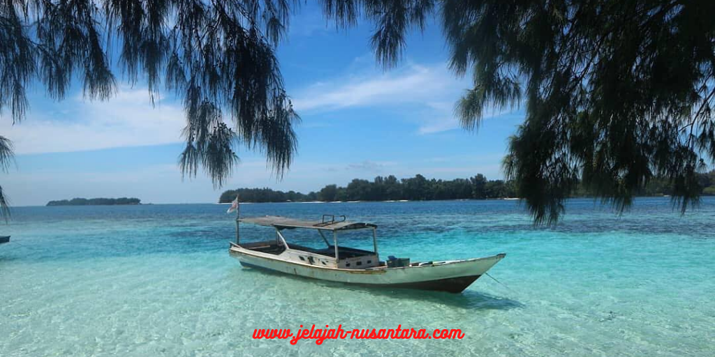 Pulau Dholpin Dengan Pasir Putih Sepanjang Pantainya - paket private trip pulau harapan paket wisata private trip pulau harapan 2 hari 1 malam