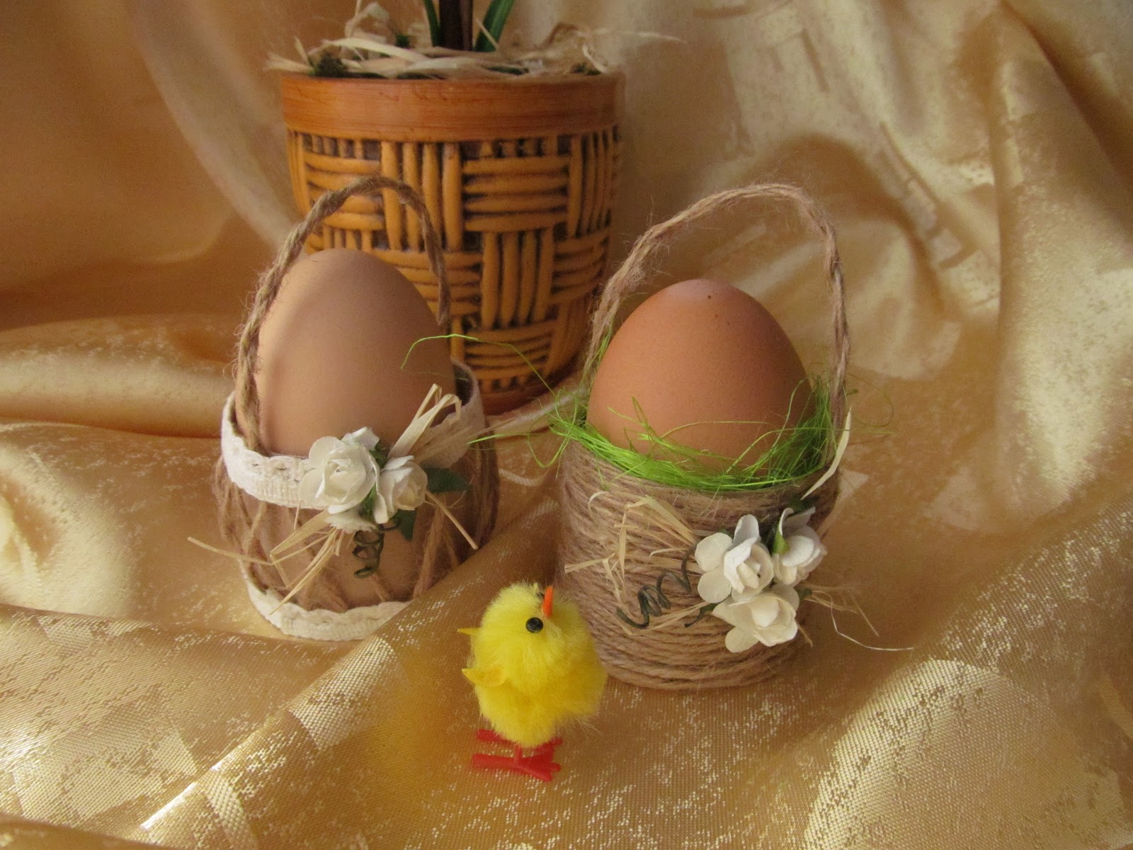 Пасха под. Пасхальная подставка для яйца. Пасха крючком. Подставка под пасхальное яйцо. Поделки на пасху.