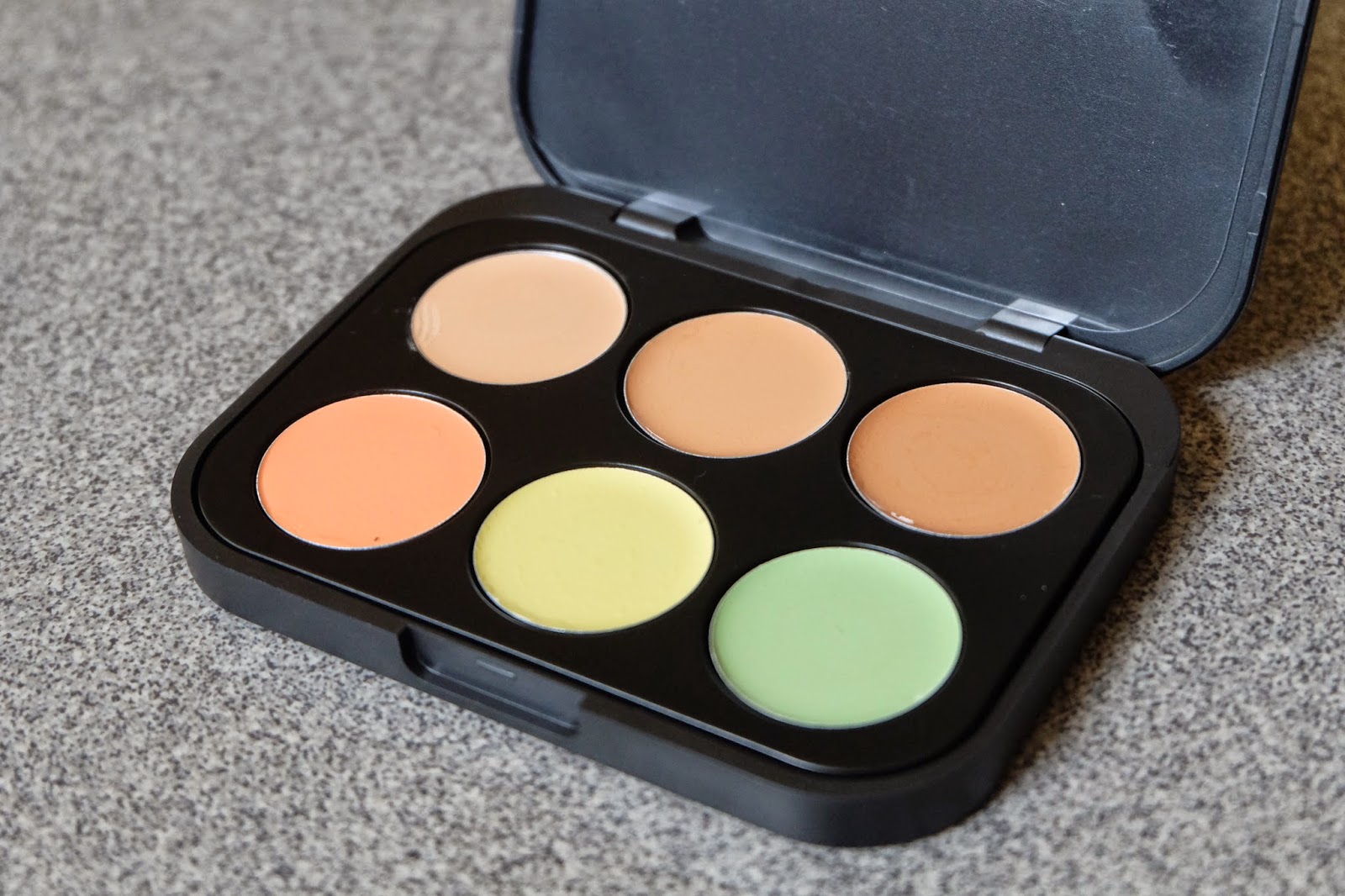 DAZZLE BEAUTIE ITS A STEALWITH BH COSMETICS CONCEALER & CORRECTOR PALETTE