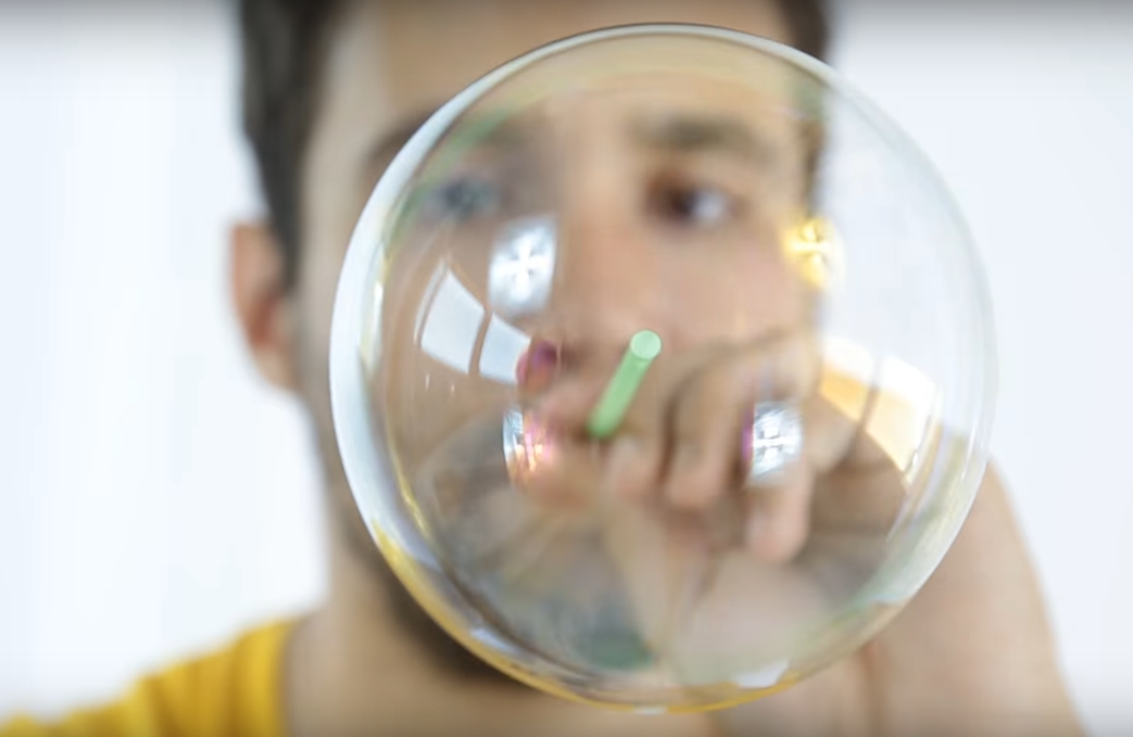 Experimentos caseros: Cómo hacer burbujas súper resistentes
