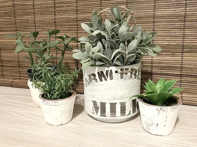 Stenciling an Inexpensive Vintage Farmhouse Planter