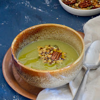  Sopa de romanesco com granola salgada