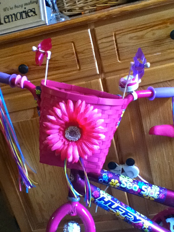 Crafty Confessions of a Brainy Mom DIY Bike Basket and Streamers