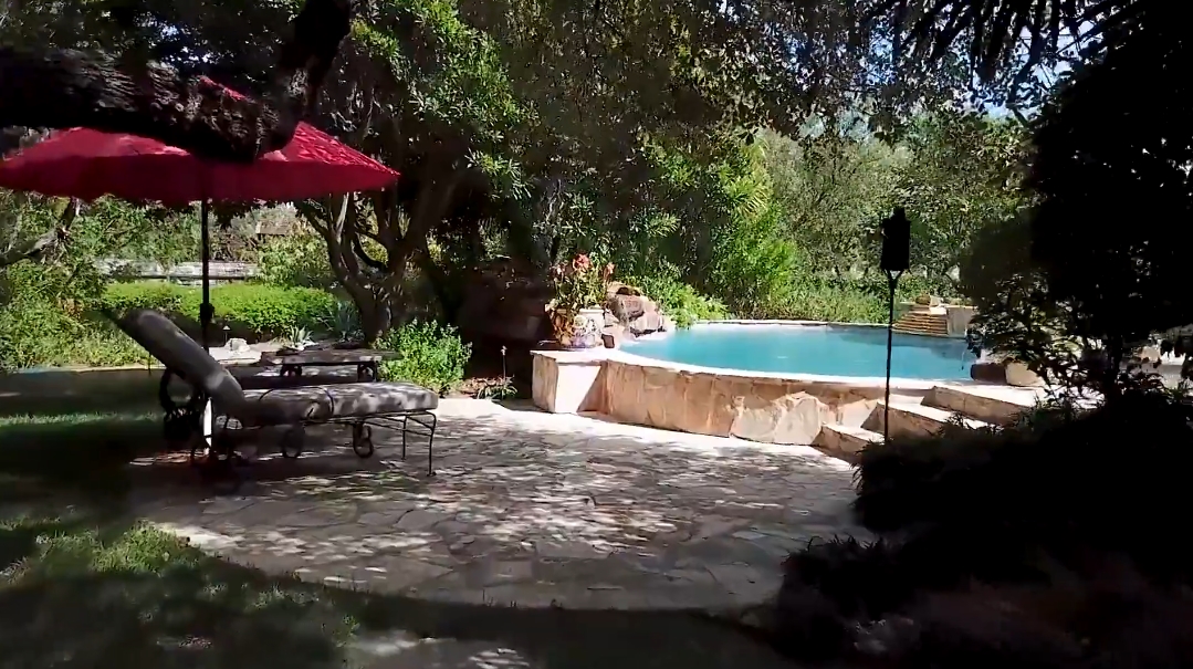 21 Photos vs. 234 Winding Ln, San Antonio, TX Interior Design Luxury Home Tour