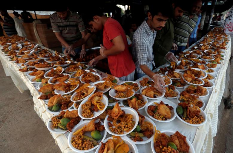 Pakistani labors prepare 'Iftar' food to break their fast ... Pakistani labors prepare 'Iftar' food to break their fast ...