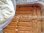 Tiramisu preparare reteta prajitura - turnam crema de mascarpone peste stratul de piscoturi