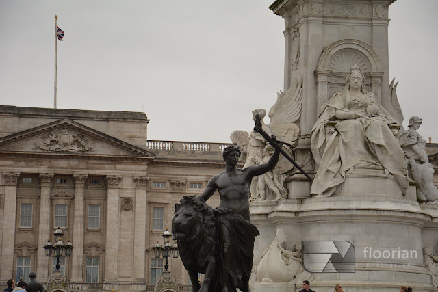 Pomnik Królowej Wiktorii przed Pałacem Buckingham w stolicy Wielkiej Brytanii. Buckingham jest siedzibą królowej.
