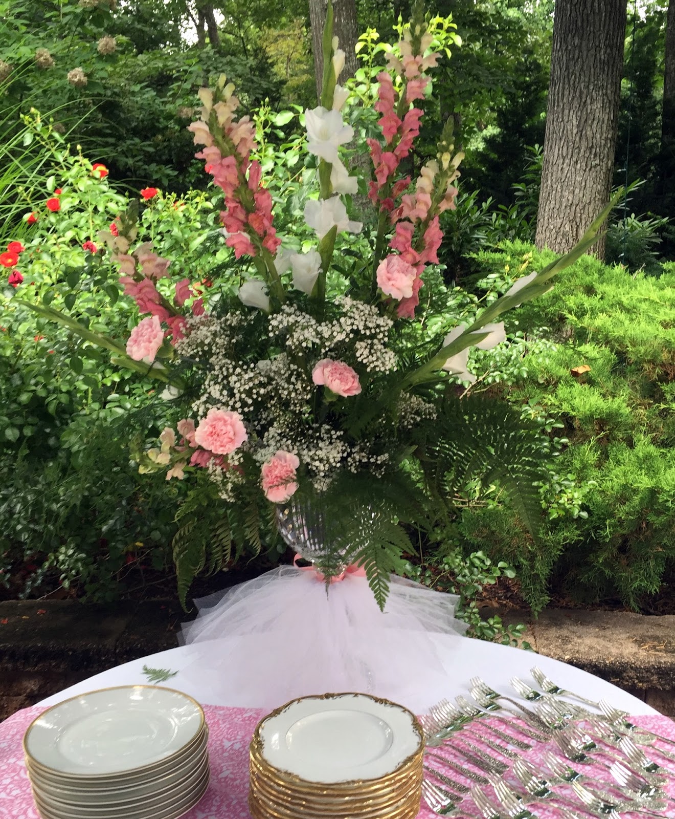 A Perfect Setting: An Outdoor Bridal Shower Setting!