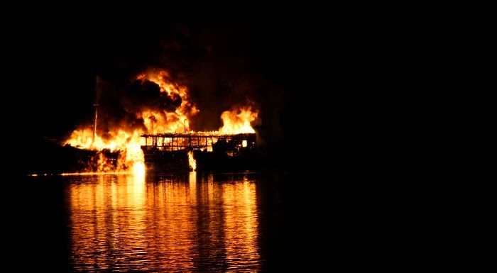 Puluhan Penumpang Kapal Terbakar Belum Dievakuasi