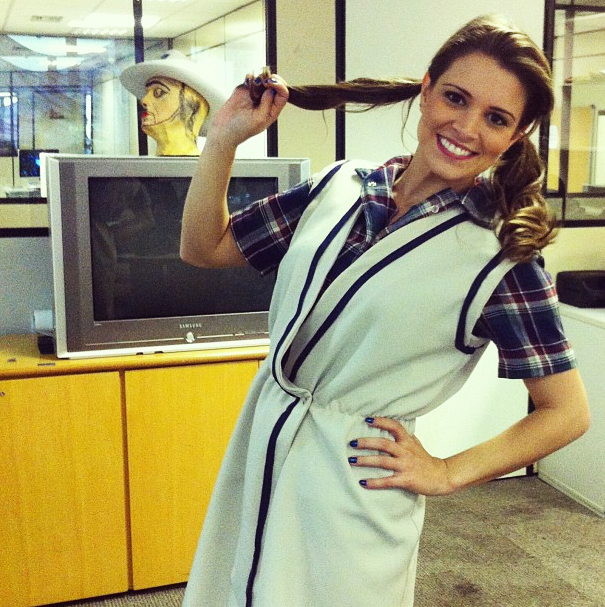 Renata Del Bianco vai a coletiva de Chiquititas com uniforme da novela dos anos 90 Portal Fama