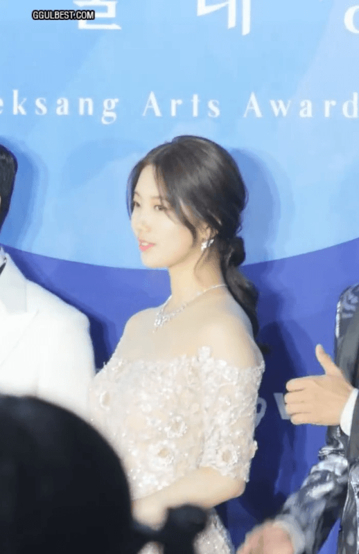 레드카펫 수지 오프솔더 드레스