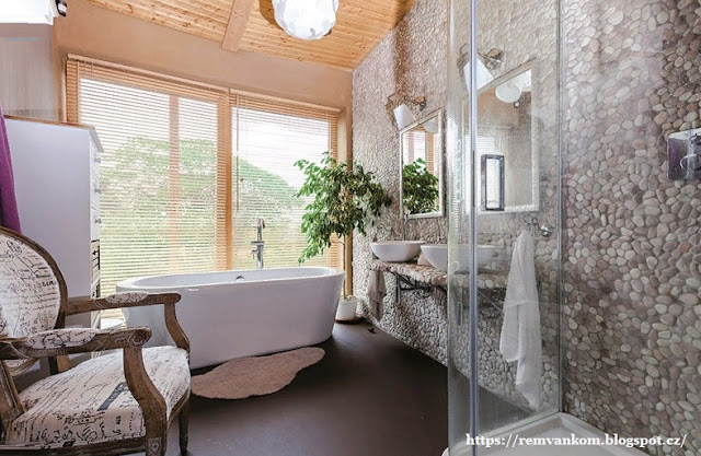 Дизайн интерьера современной ванной комнаты, облицованной галькой, хозяева создали своими руками