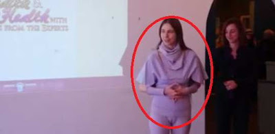 Calças leggins deixam mulher constrangida durante apresentação (video)