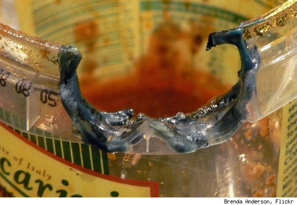 пахнет горелой пластмассой. Toyota camry xv50 все дренажные отверстия. запах от жженого пластика-. пахнет горелой пластмассой. сломался холодильник пахло горелым.