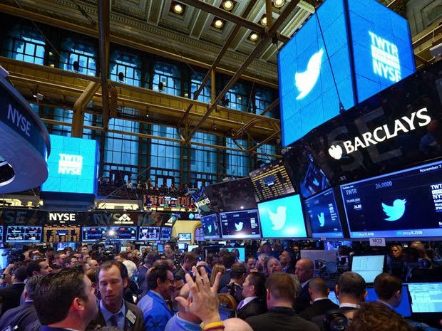 After a first day on Wall Street, where shares closed up 74% to more than 45 dollars, against 26 in the opening Twitter rubs the test on the second day. And this morning on Wall Street, the action begins with a very slight increase, before quickly retreating slightly down: the fall is between 1% and 4% in the first minutes.