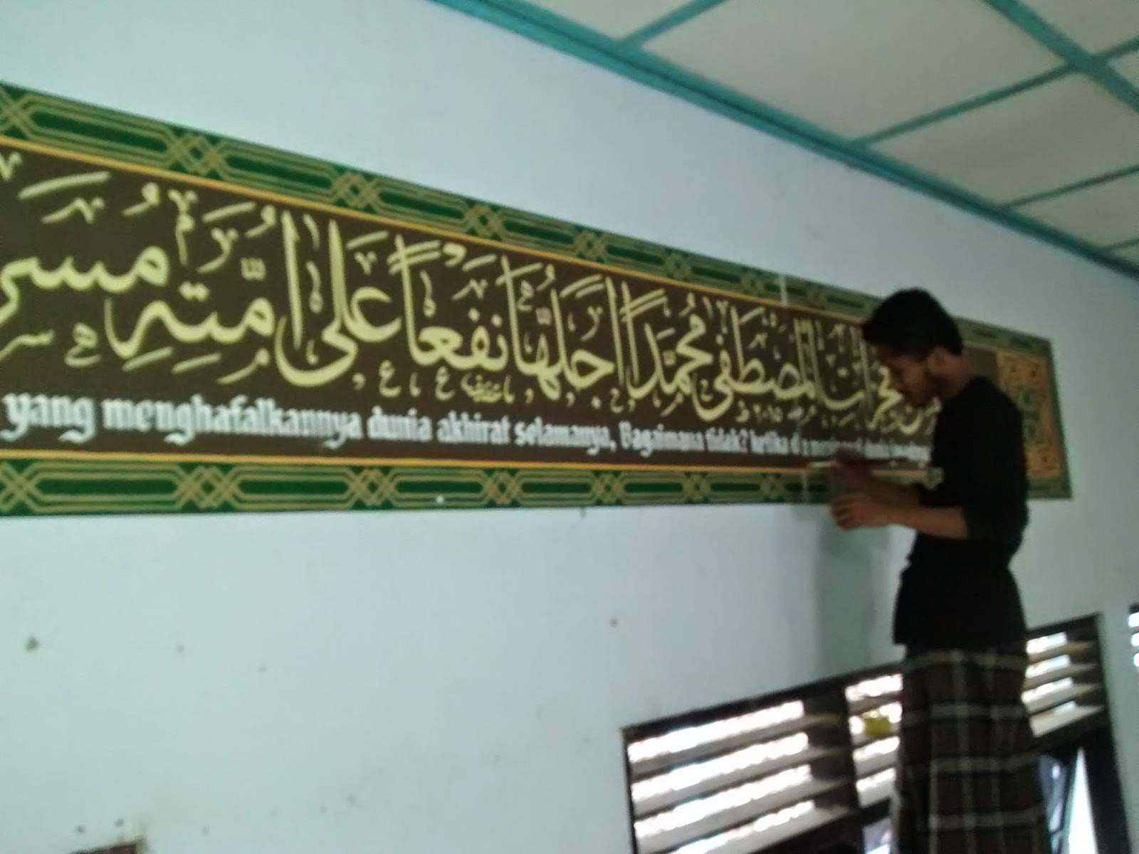 Kaligrafi Dinding "quranuna" Aula 3 Pondok Pesantren An Nur Ngrukem