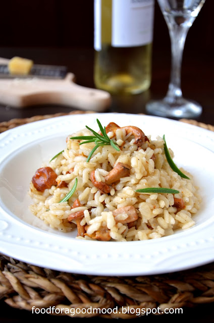 Już nie raz miksowałam moją ulubioną kuchnię włoską z polską tradycją i smakiem. Zaskakujące, jak udane mogą to być połączenia! :) Risotto z kurkami nie jest, oczywiście, moim pomysłem, bo to szlagier jakich mało, ale postanowiłam podzielić się z Wami swoim przepisem. To danie ma tak głęboki i wyrazisty smak, że jego jedzenie naprawdę jest rozkoszą. Nic dodać, nic ująć :) Zapraszam!